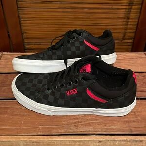 Vans Men’s Size 8.5 Black Checkered Low Shoes - Like New!!